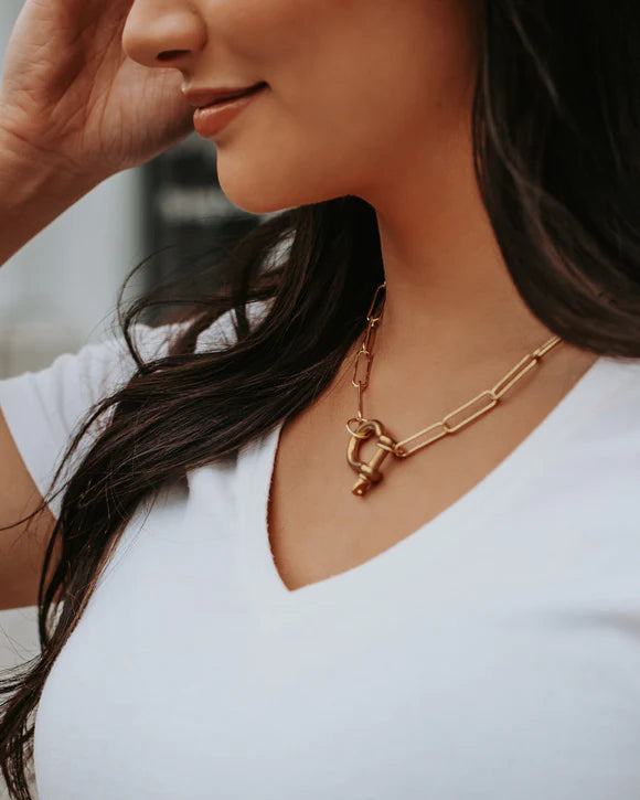 Hold It Necklace In Gold